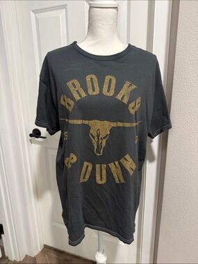 Brooks & Dunn Women's Short Sleeve Graphic Tee in Charcoal with Gold Print